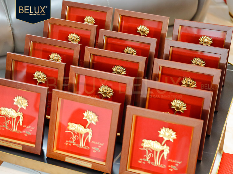 Lô tranh hoa sen Ngân Hàng Hiện Đại 20x20cm dát vàng 24k thiết kế theo yêu cầu